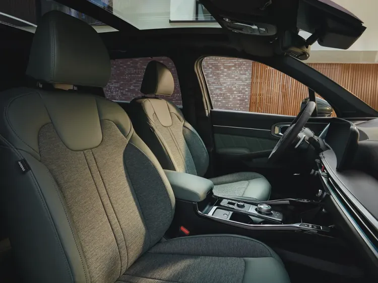 93d7kia-sorento-my25-interior-2.webp